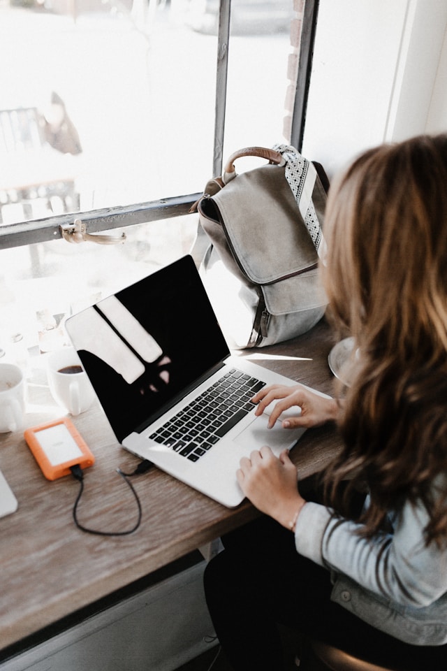 Etudiante en train de travailler sur son ordinateur